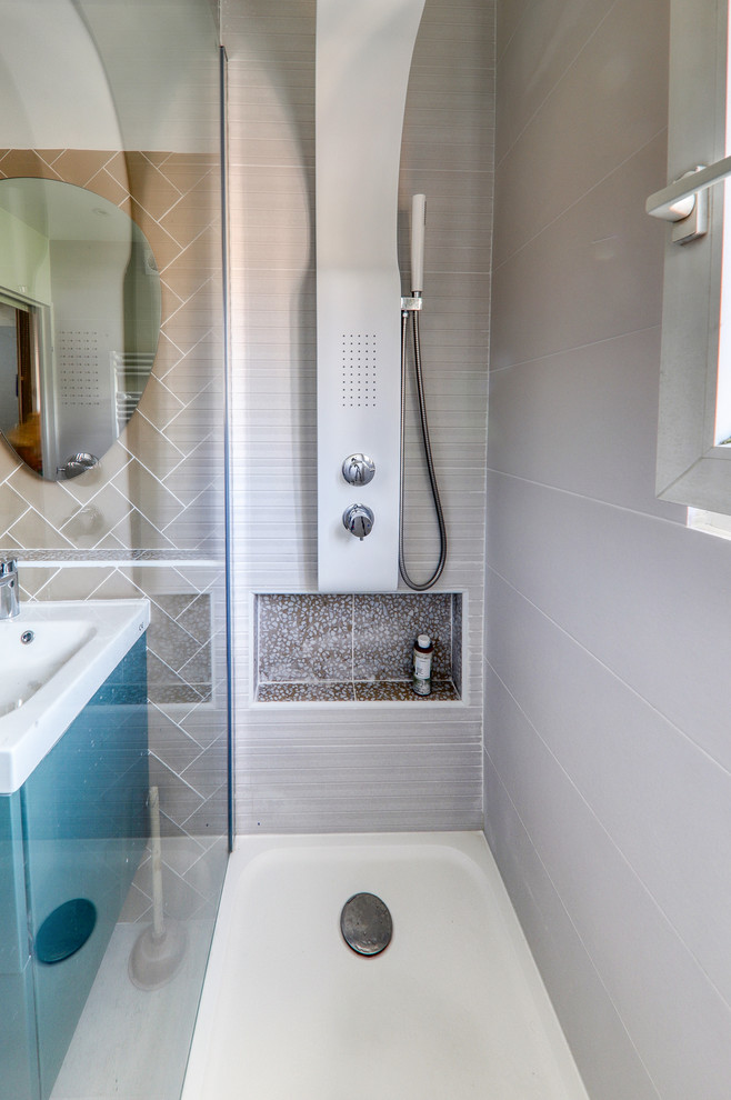 Идея дизайна: ванная комната в современном стиле с открытым душем, серой плиткой, коричневыми стенами, душевой кабиной, серым полом и бирюзовой столешницей
