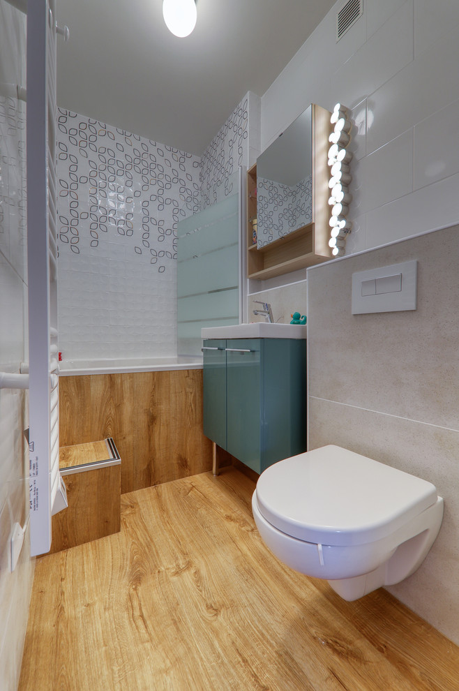 パリにあるエクレクティックスタイルのおしゃれな子供用バスルーム (和式浴槽、壁掛け式トイレ、白いタイル、白い壁、ターコイズの洗面カウンター) の写真