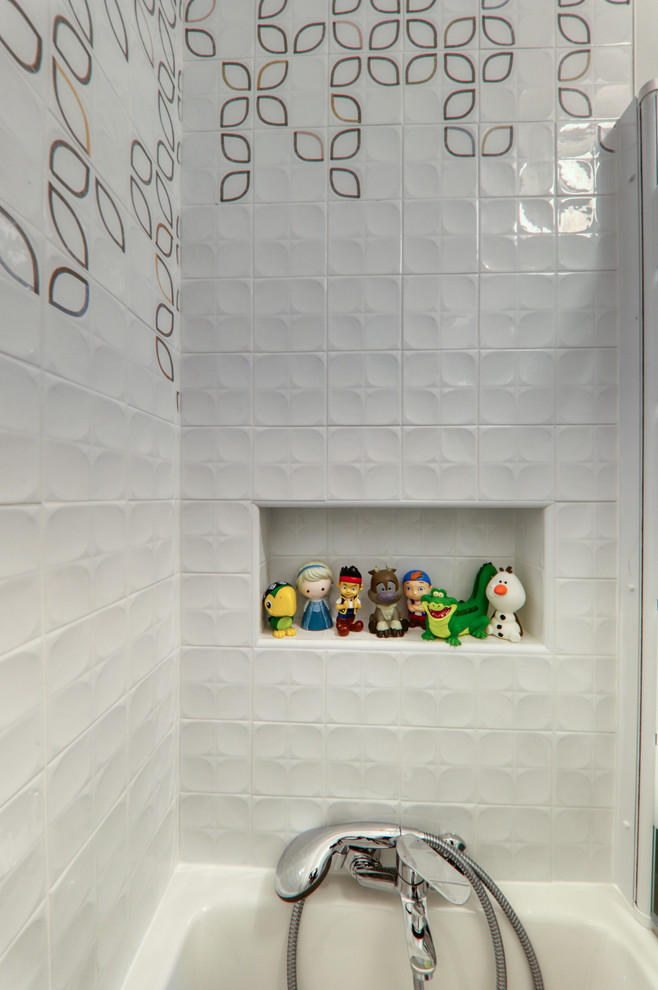Ispirazione per una stanza da bagno per bambini boho chic con vasca giapponese, WC sospeso, piastrelle bianche, pareti bianche e top turchese