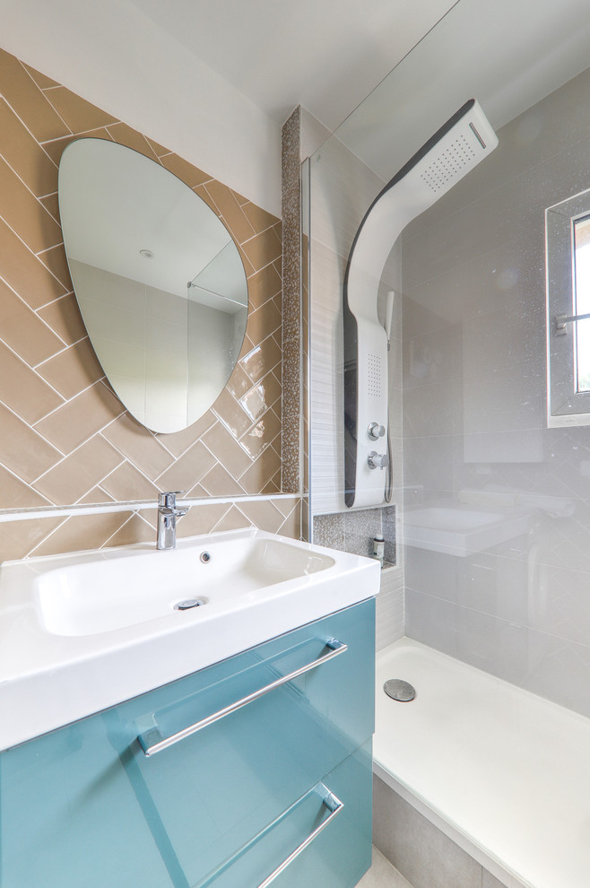 Источник вдохновения для домашнего уюта: ванная комната в современном стиле с открытым душем, коричневой плиткой, коричневыми стенами, душевой кабиной, серым полом и бирюзовой столешницей