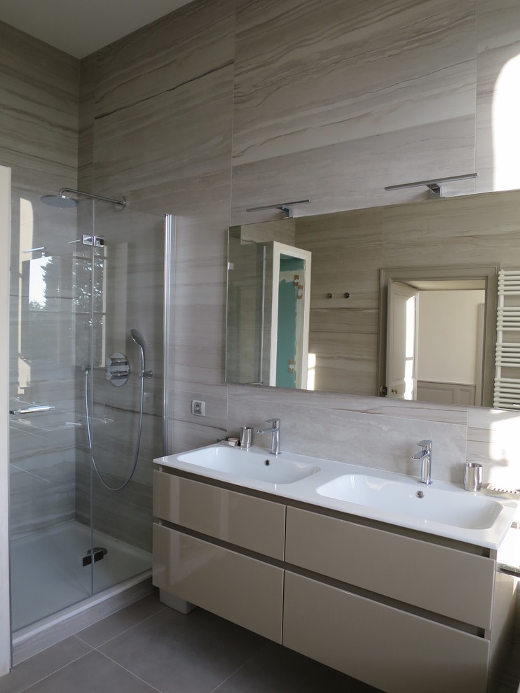 Стильный дизайн: ванная комната среднего размера в классическом стиле с открытым душем, черной плиткой, керамической плиткой, душевой кабиной и подвесной раковиной - последний тренд