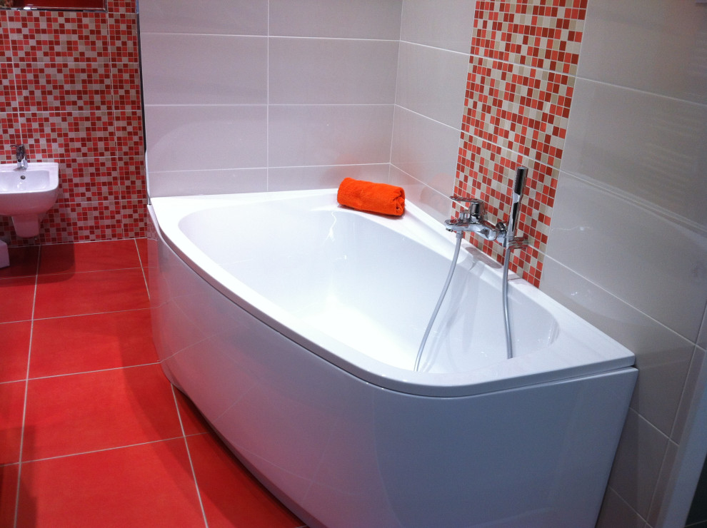 Foto di una stanza da bagno padronale moderna di medie dimensioni con vasca ad angolo, piastrelle multicolore, pavimento con piastrelle in ceramica e pavimento arancione