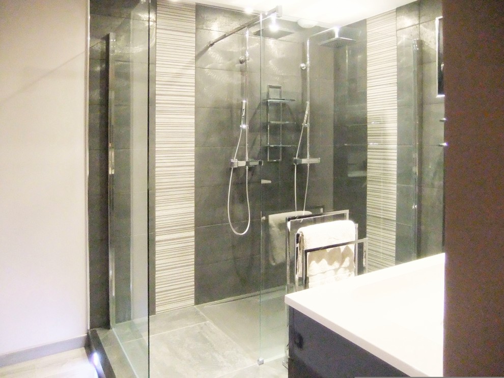 Idee per una stanza da bagno con doccia minimal di medie dimensioni con ante nere, doccia a filo pavimento, piastrelle nere, piastrelle in ceramica, pareti grigie, pavimento con piastrelle in ceramica, pavimento nero e lavabo integrato