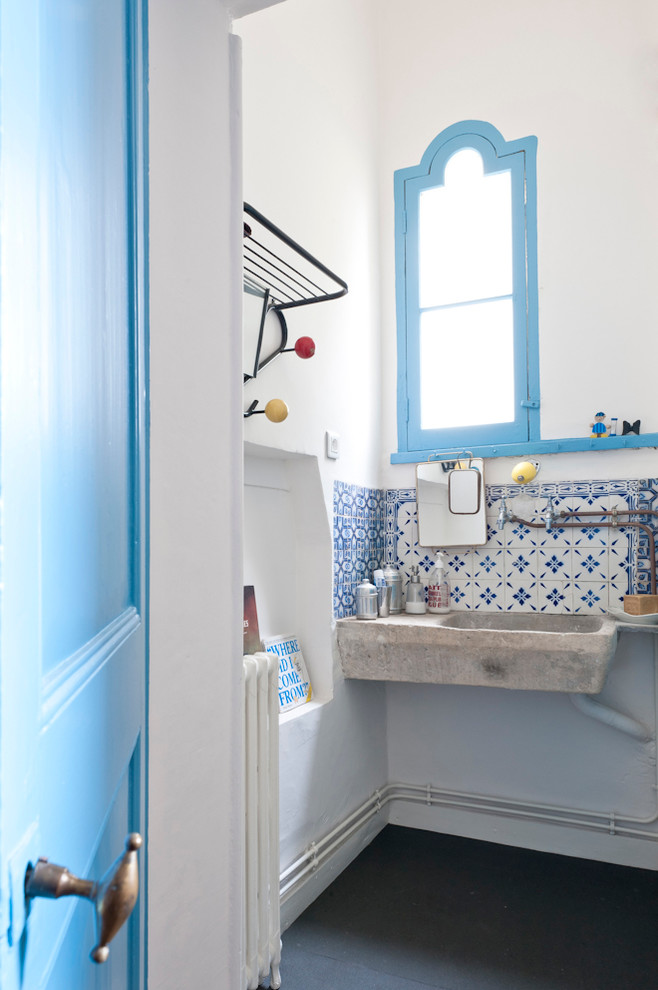 Idéer för att renovera ett litet medelhavsstil badrum med dusch, med vit kakel, blå kakel, vita väggar och ett väggmonterat handfat