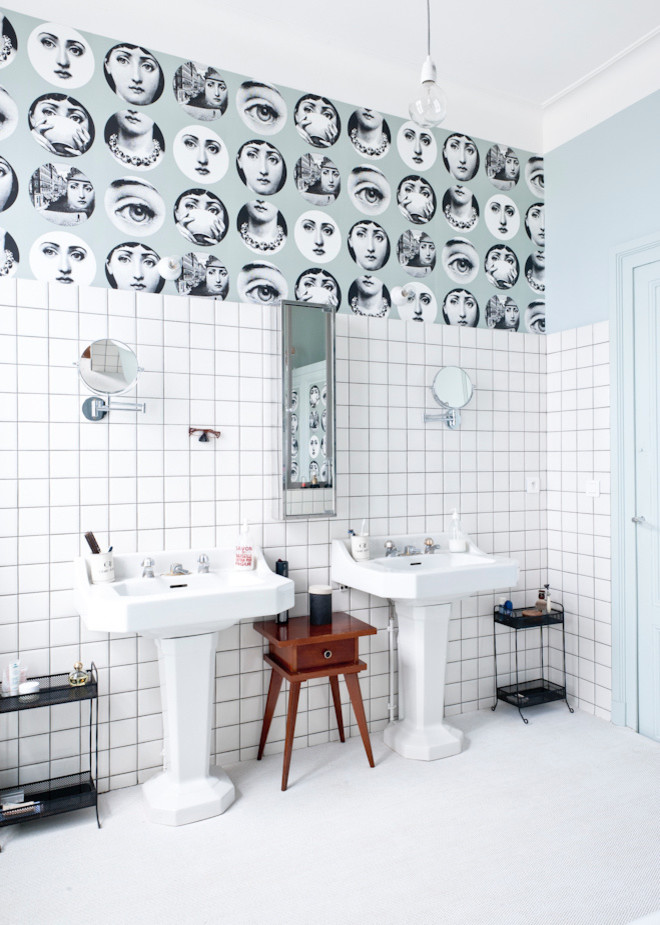 Источник вдохновения для домашнего уюта: большая главная ванная комната в современном стиле с белой плиткой, синими стенами и раковиной с пьедесталом