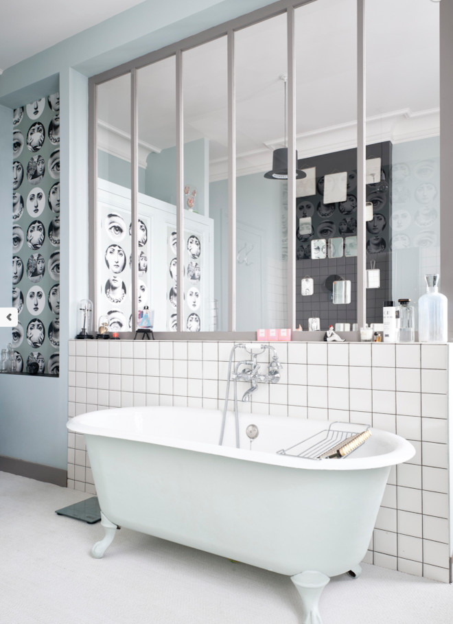 Idee per una stanza da bagno padronale industriale di medie dimensioni con vasca con piedi a zampa di leone, piastrelle bianche e pareti blu