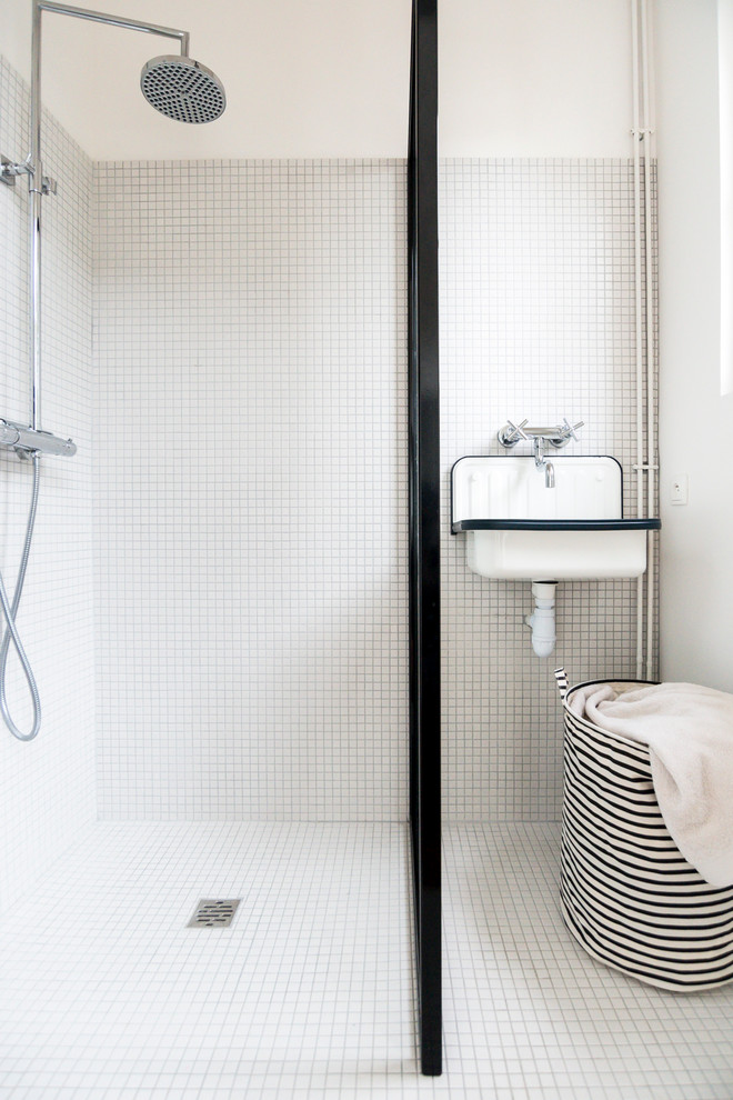ボルドーにある北欧スタイルのおしゃれな浴室の写真
