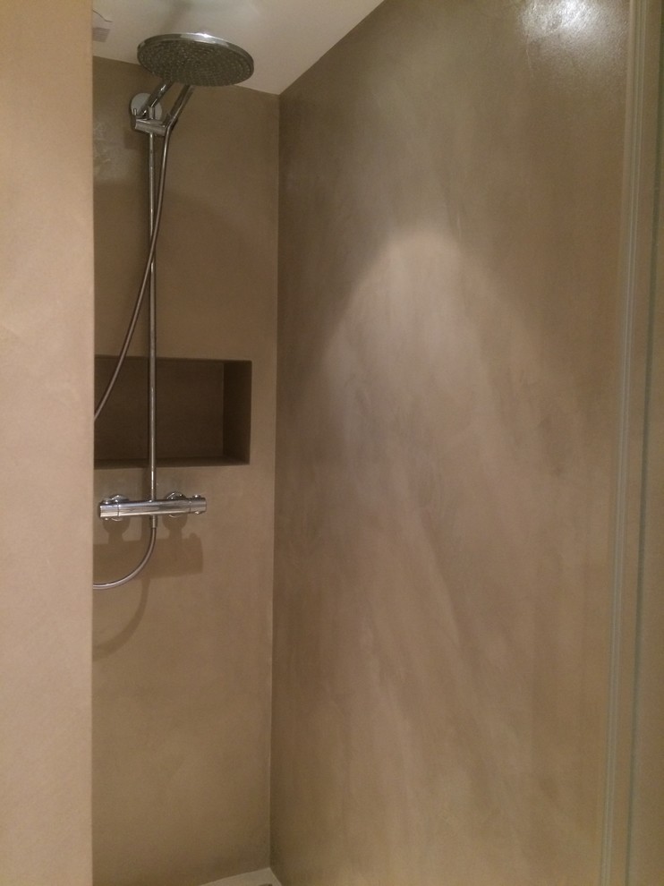Idées déco pour une salle d'eau contemporaine avec une douche à l'italienne, un mur beige et sol en béton ciré.