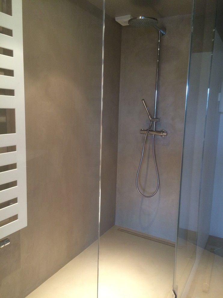 Inspiration pour une salle d'eau design avec une douche à l'italienne, un mur beige et sol en béton ciré.