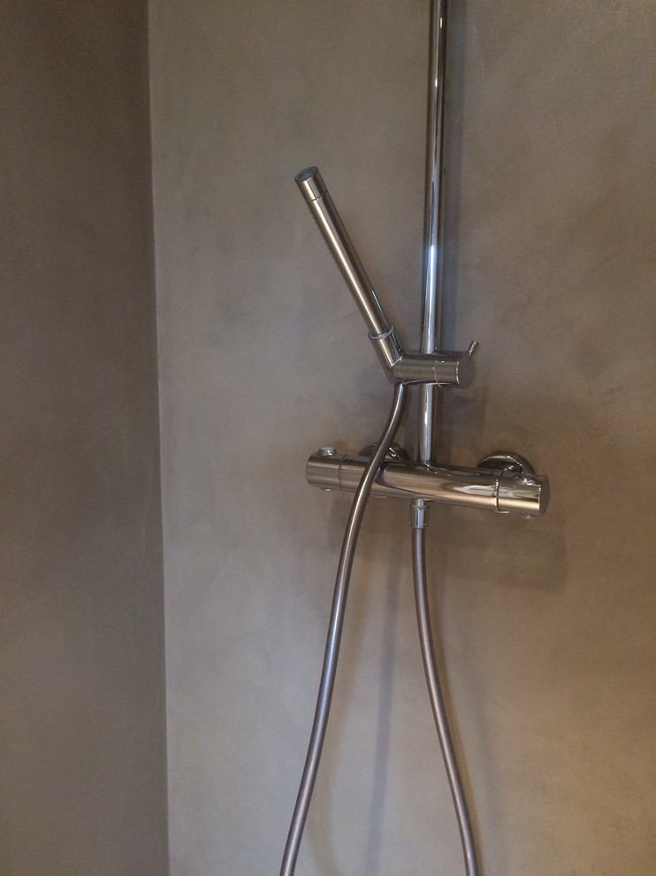 Idée de décoration pour une salle d'eau design avec une douche à l'italienne, un mur beige et sol en béton ciré.