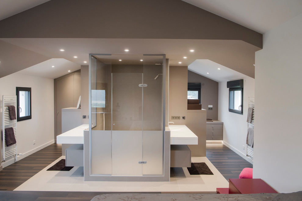 Foto de cuarto de baño contemporáneo con ducha empotrada, paredes grises, suelo de madera oscura, lavabo sobreencimera, suelo marrón, ducha con puerta con bisagras y encimeras blancas