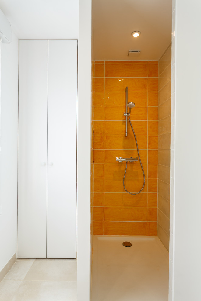 Idées déco pour une salle de bain moderne de taille moyenne avec un mur jaune, un sol beige, un placard à porte plane, des portes de placard blanches, un carrelage jaune, des carreaux de céramique, un sol en travertin, une grande vasque, un plan de toilette en surface solide, aucune cabine et un plan de toilette blanc.