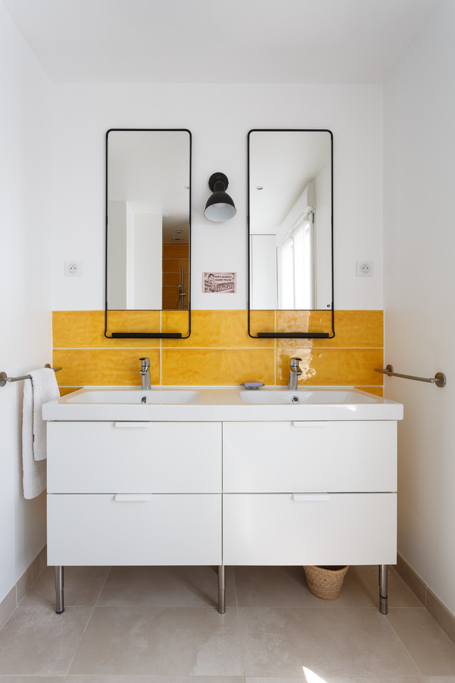 Exempel på ett mellanstort modernt vit vitt badrum med dusch, med beiget golv, släta luckor, vita skåp, vita väggar, en dusch i en alkov, gul kakel, keramikplattor, travertin golv, ett avlångt handfat, bänkskiva i akrylsten och med dusch som är öppen