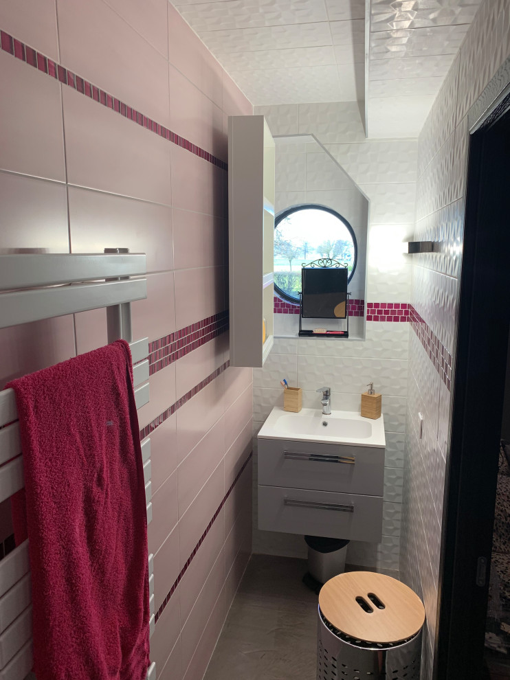 Diseño de cuarto de baño único y flotante contemporáneo pequeño con puertas de armario blancas, ducha a ras de suelo, baldosas y/o azulejos rosa, paredes rosas, suelo de cemento, aseo y ducha, lavabo suspendido, encimera de cuarcita, suelo beige y encimeras blancas