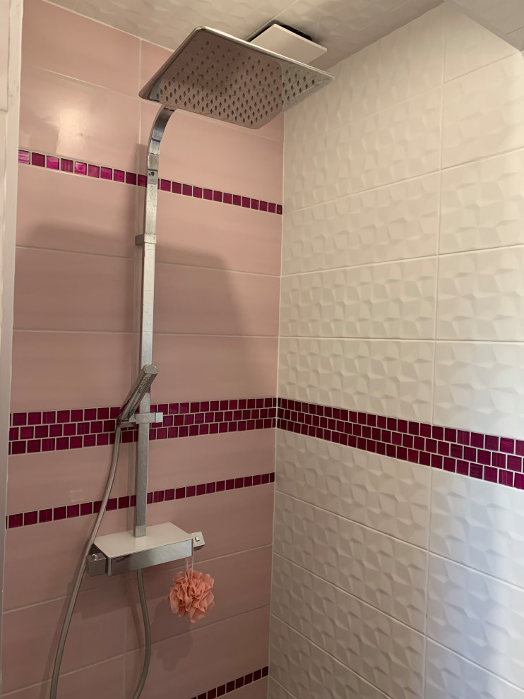 Idées déco pour une petite salle d'eau contemporaine avec des portes de placard blanches, une douche à l'italienne, un carrelage rose, un mur rose, un lavabo suspendu, un plan de toilette en quartz, un plan de toilette blanc et meuble simple vasque.