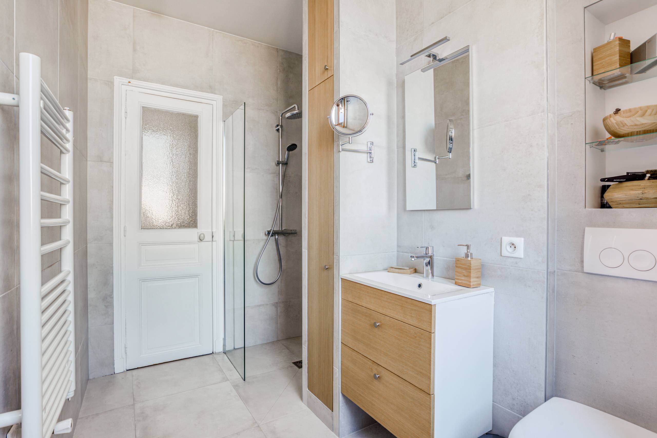 75 photos et idées déco de salles de bain scandinaves - Août 2023 | Houzz FR