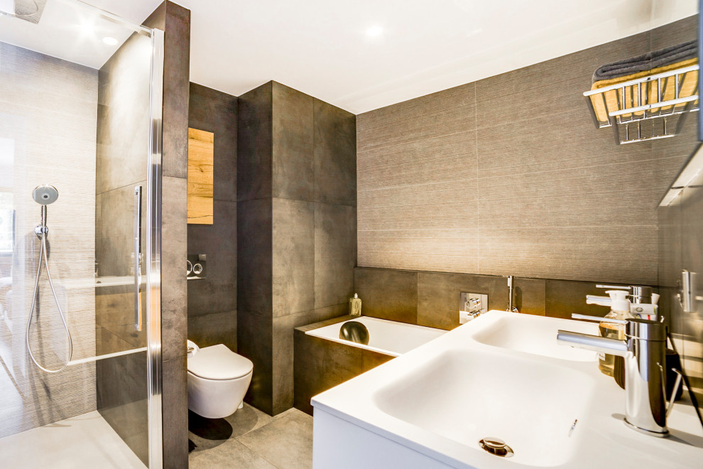 Cette photo montre une salle de bain montagne avec une baignoire encastrée, WC suspendus, un mur noir, carreaux de ciment au sol, un lavabo encastré, un sol blanc et une cabine de douche à porte battante.