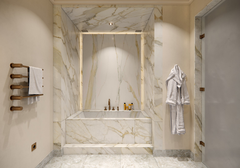 Idee per una stanza da bagno padronale tradizionale di medie dimensioni con vasca sottopiano, piastrelle beige, piastrelle di marmo, pareti beige, pavimento in marmo, top in marmo, pavimento beige e top beige