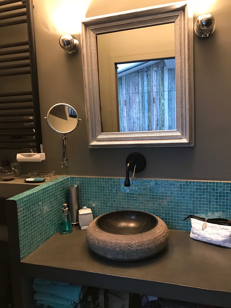 Ejemplo de cuarto de baño bohemio con ducha a ras de suelo, baldosas y/o azulejos azules, baldosas y/o azulejos de vidrio, lavabo encastrado y encimera de cemento