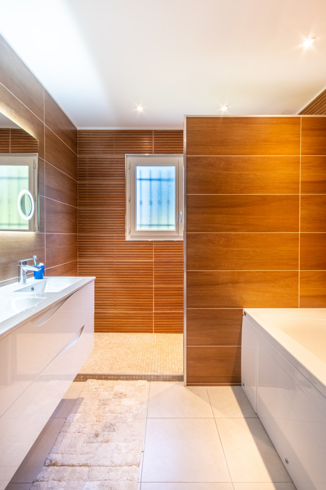 Inredning av ett modernt mellanstort vit vitt en-suite badrum, med luckor med profilerade fronter, vita skåp, en jacuzzi, en kantlös dusch, beige kakel, beige väggar, ett väggmonterat handfat och beiget golv