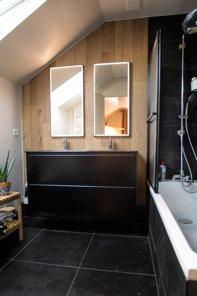 Aménagement d'une petite salle de bain principale contemporaine avec un placard à porte affleurante, des portes de placard noires, une baignoire encastrée, un carrelage marron, des carreaux de céramique, un mur noir, un sol en carrelage de céramique, un lavabo encastré, un plan de toilette en verre, un sol noir, un plan de toilette noir, meuble double vasque et meuble-lavabo suspendu.