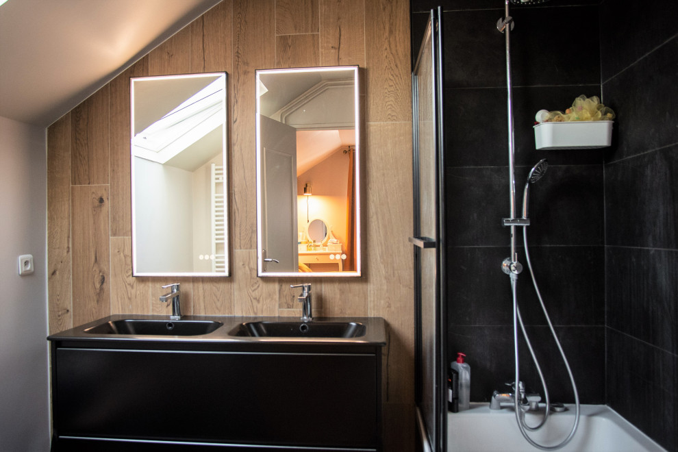 Источник вдохновения для домашнего уюта: маленькая главная ванная комната в современном стиле с фасадами с декоративным кантом, черными фасадами, полновстраиваемой ванной, коричневой плиткой, керамической плиткой, черными стенами, полом из керамической плитки, врезной раковиной, стеклянной столешницей, черным полом, черной столешницей, тумбой под две раковины и подвесной тумбой для на участке и в саду