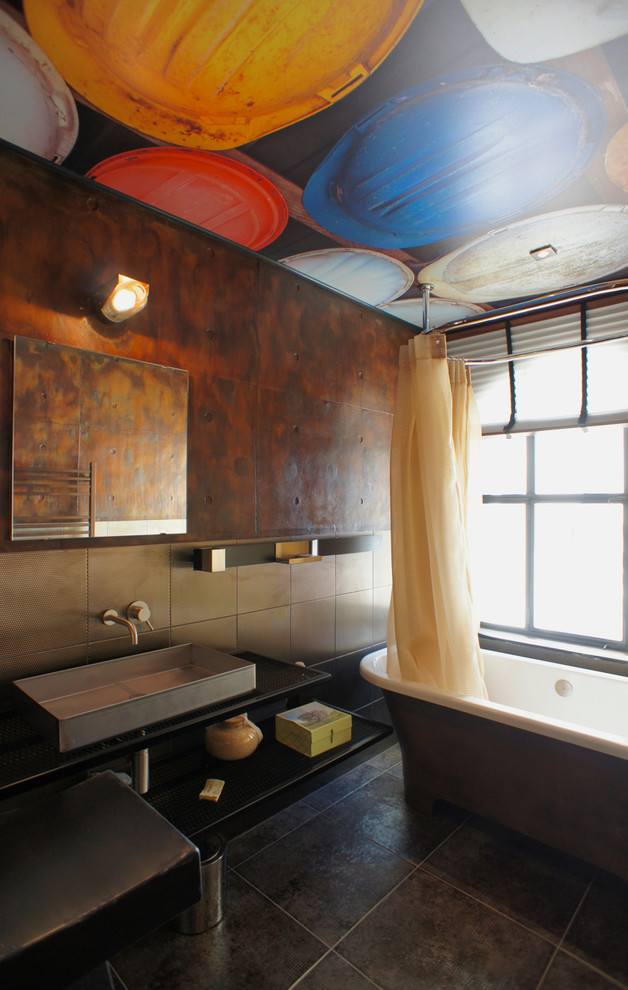 Ejemplo de cuarto de baño principal industrial de tamaño medio con bañera exenta, baldosas y/o azulejos beige, baldosas y/o azulejos marrones, paredes marrones y lavabo sobreencimera