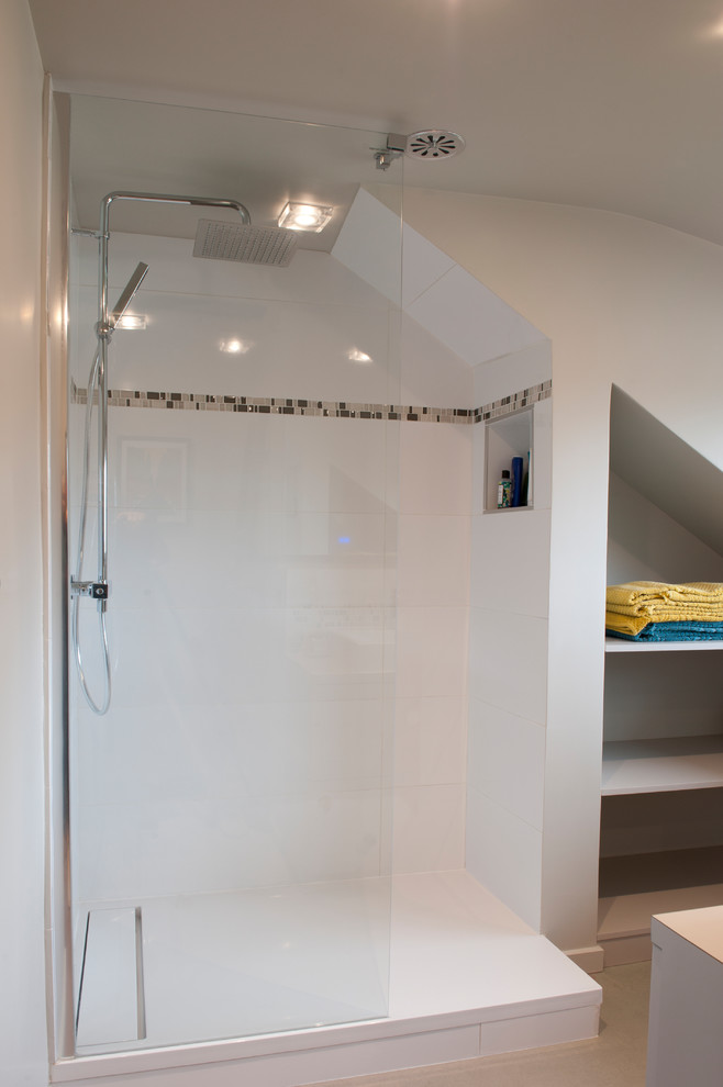 Свежая идея для дизайна: большая ванная комната в современном стиле с бежевыми фасадами, угловым душем, инсталляцией, белой плиткой, керамической плиткой, бежевыми стенами, полом из линолеума, накладной раковиной, столешницей из ламината, бежевым полом, открытым душем и бежевой столешницей - отличное фото интерьера