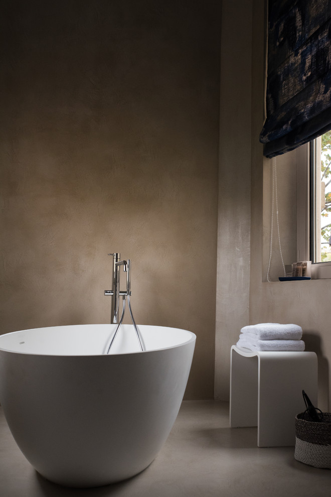 Стильный дизайн: главная ванная комната среднего размера в современном стиле с стеклянными фасадами, отдельно стоящей ванной, душем без бортиков, инсталляцией, серыми стенами, бетонным полом, раковиной с пьедесталом и столешницей из бетона - последний тренд