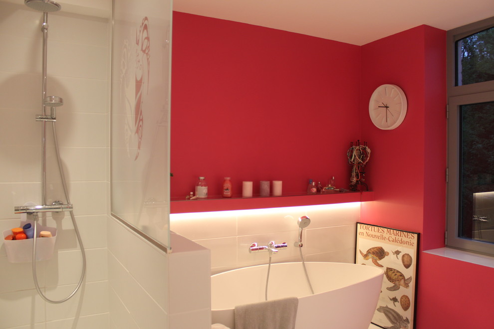Пример оригинального дизайна: детская ванная комната среднего размера в современном стиле с белыми фасадами, накладной ванной, открытым душем, инсталляцией, белой плиткой, керамической плиткой, розовыми стенами, полом из керамической плитки, настольной раковиной и столешницей из кварцита