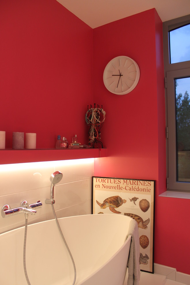 Foto på ett mellanstort funkis badrum för barn, med vita skåp, ett platsbyggt badkar, en öppen dusch, en vägghängd toalettstol, vit kakel, keramikplattor, rosa väggar, klinkergolv i keramik, ett fristående handfat och bänkskiva i kvartsit