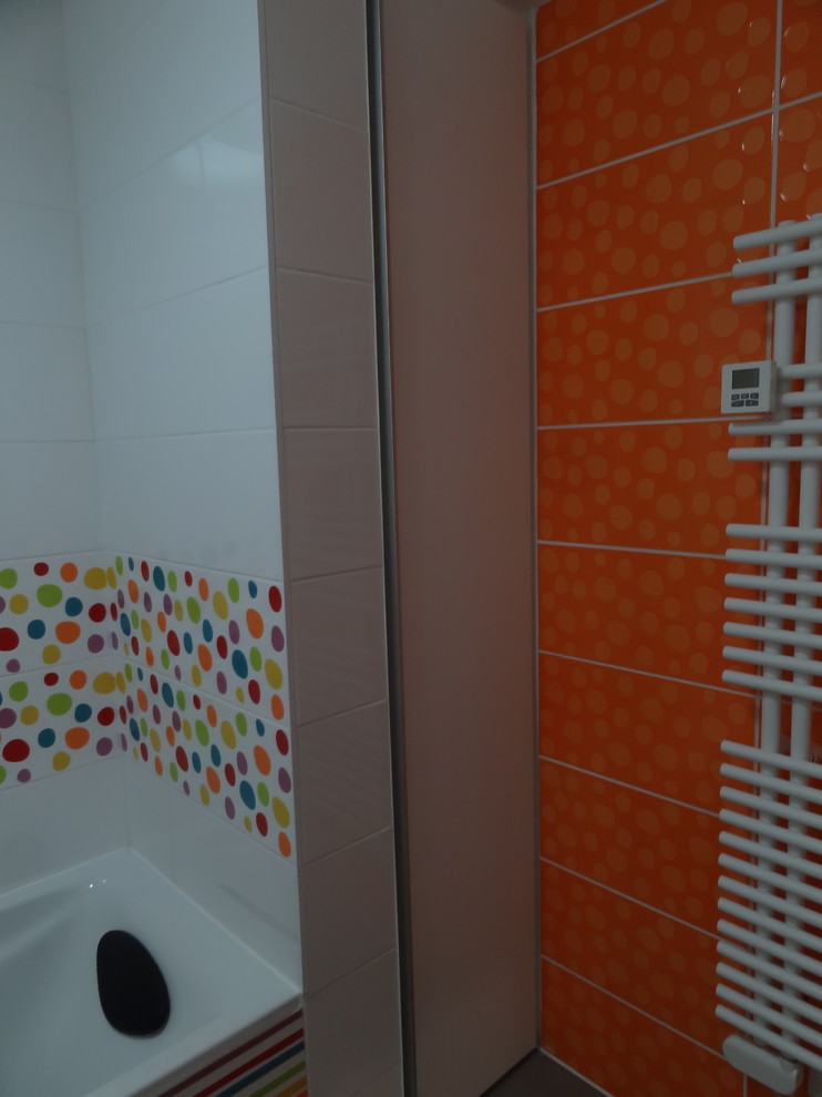 Inspiration pour une salle de bain design de taille moyenne pour enfant avec une baignoire posée, un carrelage multicolore, un mur multicolore, un sol en carrelage de céramique, une vasque et un sol gris.