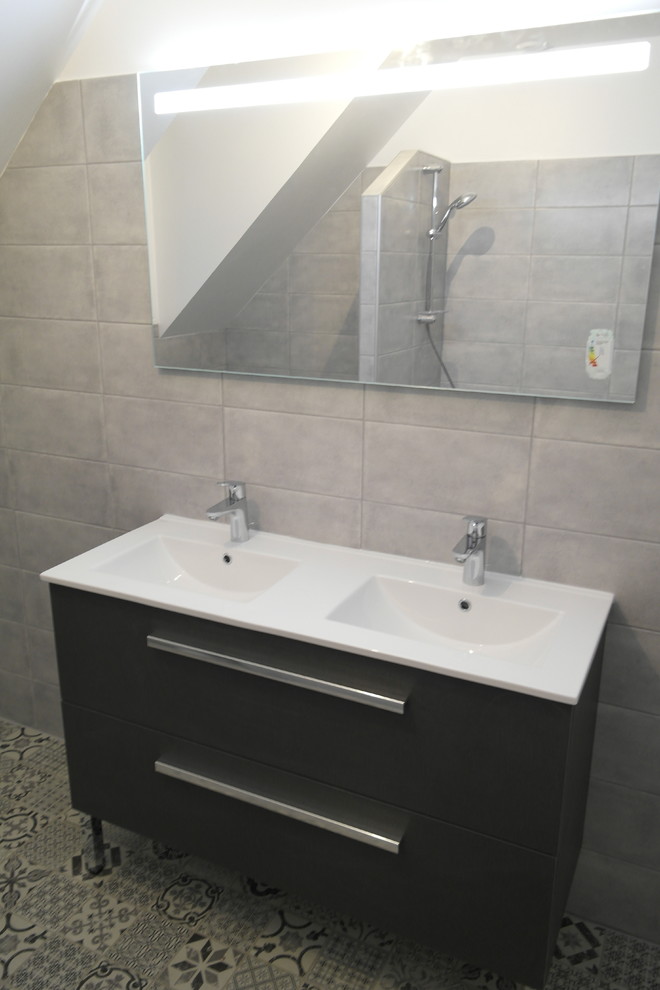 Idéer för mellanstora vintage en-suite badrum, med ett undermonterat badkar, blå kakel, vita väggar, vinylgolv, ett konsol handfat och brunt golv