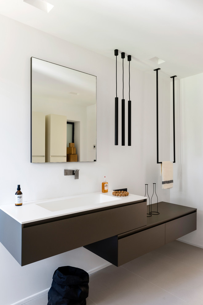 Идея дизайна: ванная комната в стиле модернизм с плоскими фасадами, черными фасадами, белыми стенами, душевой кабиной, монолитной раковиной и бежевым полом