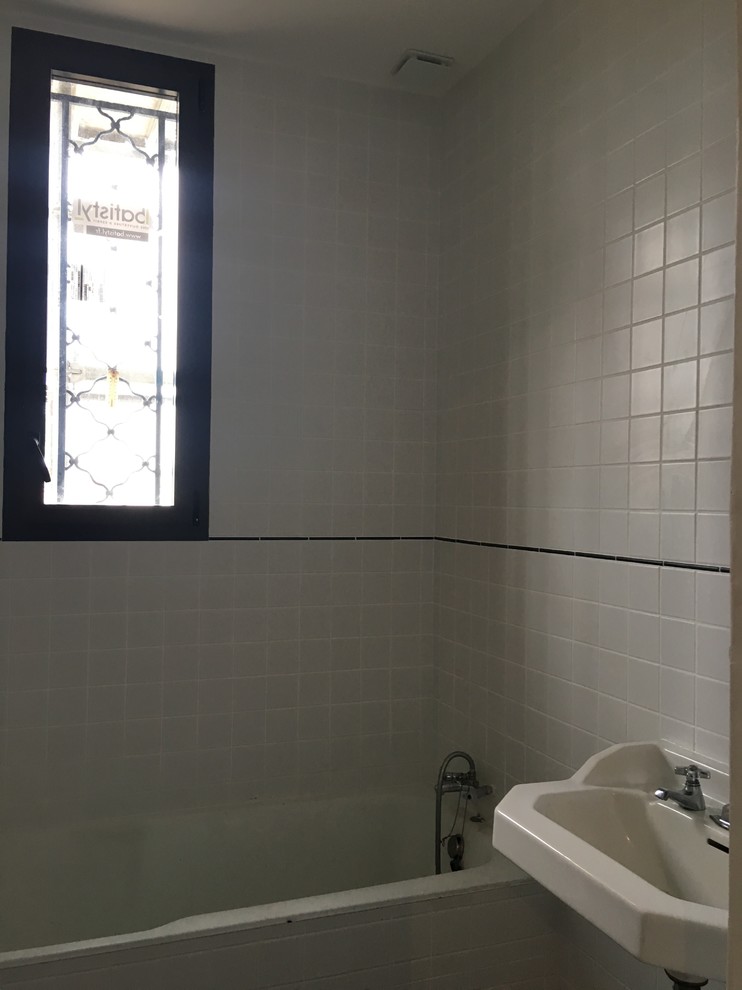 ボルドーにあるヴィクトリアン調のおしゃれな浴室の写真