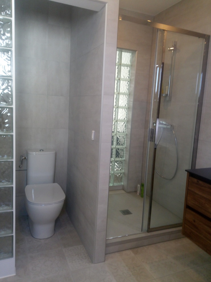 Esempio di una grande stanza da bagno padronale contemporanea con piastrelle grigie, lavabo da incasso, top in quarzo composito e top nero