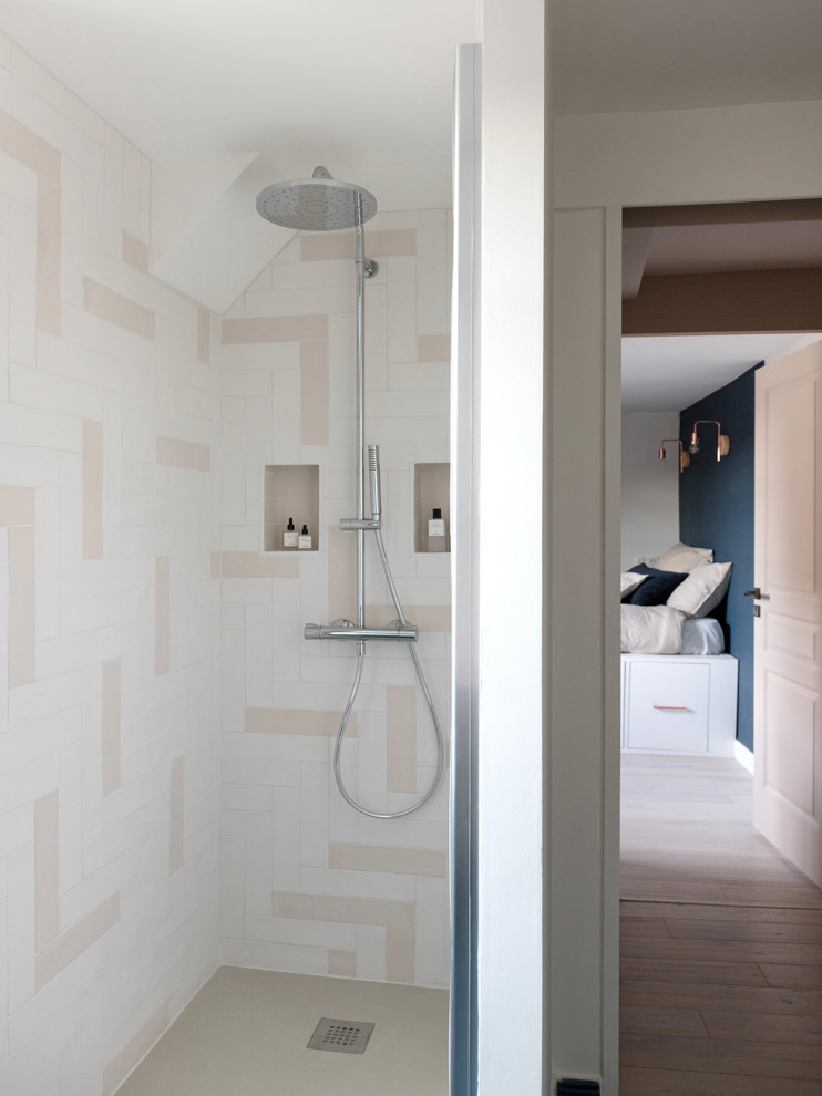 На фото: большая ванная комната в современном стиле с бежевой плиткой, плиткой кабанчик, бирюзовым полом, душем с распашными дверями и полом из цементной плитки с