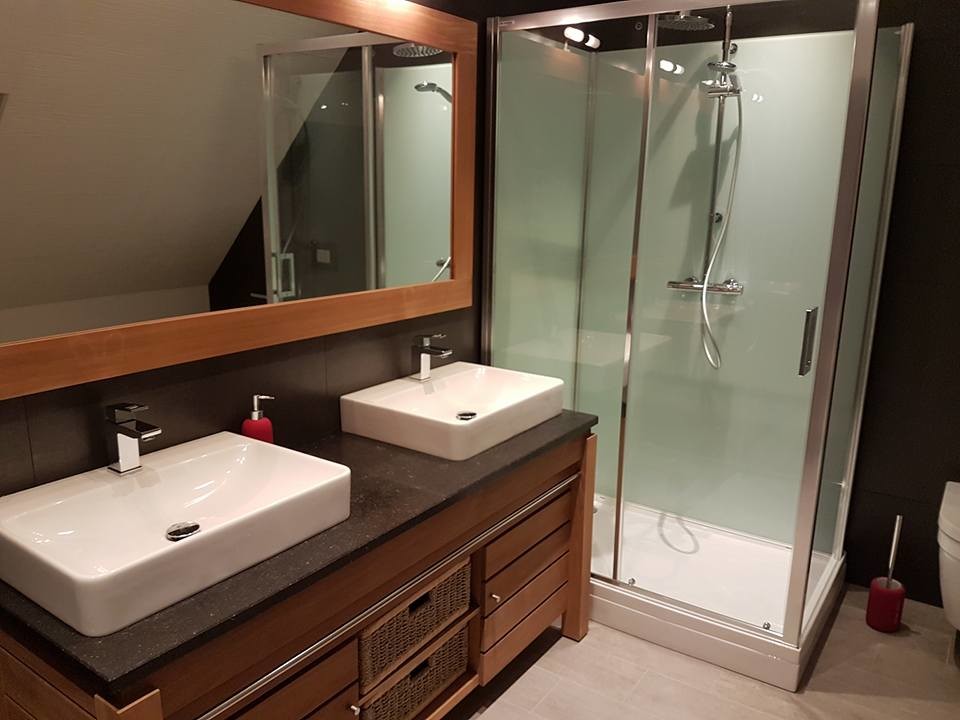 Foto på ett mellanstort funkis badrum med dusch, med skåp i ljust trä, en dusch i en alkov, en vägghängd toalettstol, vit kakel, keramikplattor, svarta väggar, klinkergolv i keramik, ett konsol handfat och bänkskiva i kalksten