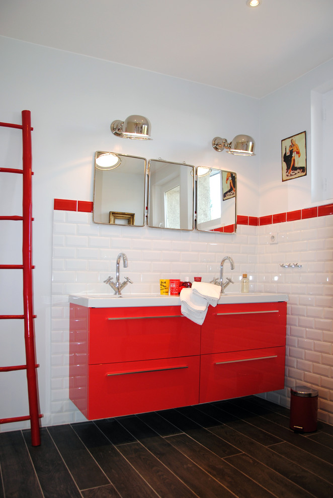 Idéer för ett modernt badrum, med släta luckor, röda skåp, vit kakel, tunnelbanekakel och vita väggar
