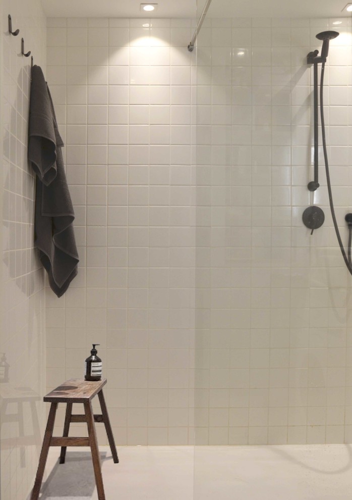 Idee per una stanza da bagno padronale scandinava di medie dimensioni con piastrelle bianche, piastrelle diamantate, pareti bianche, pavimento in cemento e pavimento bianco