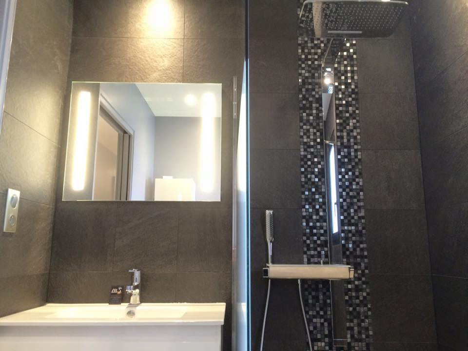 トゥールーズにある高級なコンテンポラリースタイルのおしゃれな浴室の写真