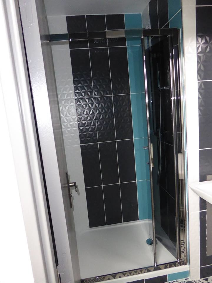 Modernes Badezimmer mit blauen Fliesen, Terrakottafliesen, bunten Wänden, Zementfliesen für Boden, Wandwaschbecken und buntem Boden in Paris
