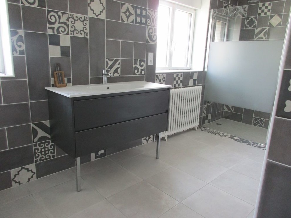 Ispirazione per una stanza da bagno con doccia design di medie dimensioni con pistrelle in bianco e nero, piastrelle in ceramica e pavimento con piastrelle in ceramica