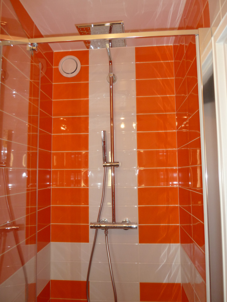 Cette photo montre une petite douche en alcôve tendance pour enfant avec des carreaux de céramique, un mur orange, parquet clair et un plan vasque.