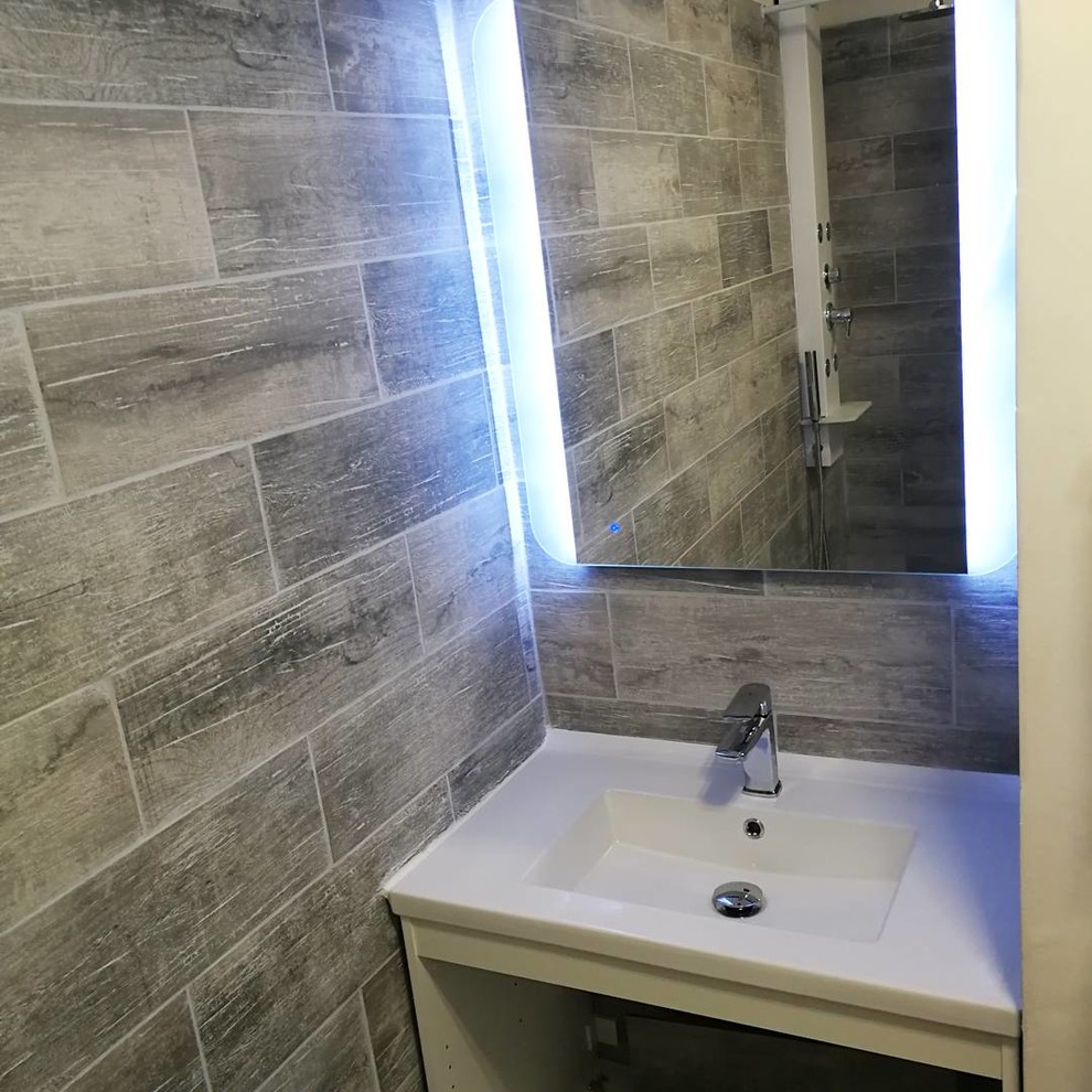 Imagen de cuarto de baño clásico renovado de tamaño medio con aseo y ducha