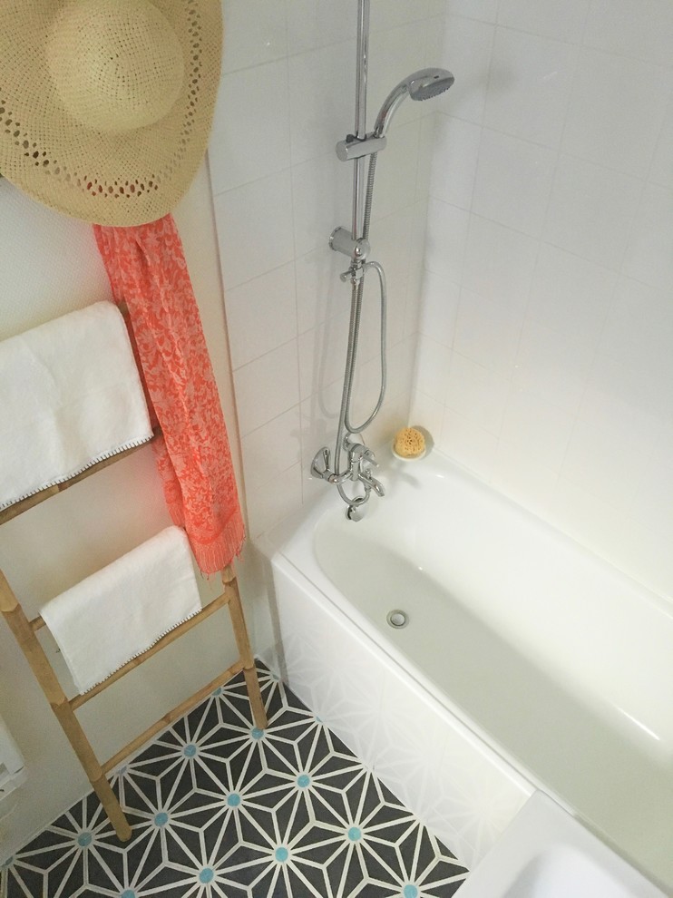 Idee per una piccola stanza da bagno con doccia scandinava con vasca sottopiano, vasca/doccia, piastrelle bianche, pareti bianche, pavimento in cementine, lavabo sottopiano, top in legno e pavimento nero