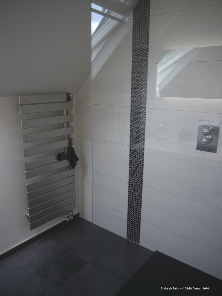 Photo of a modern bathroom in Rennes.