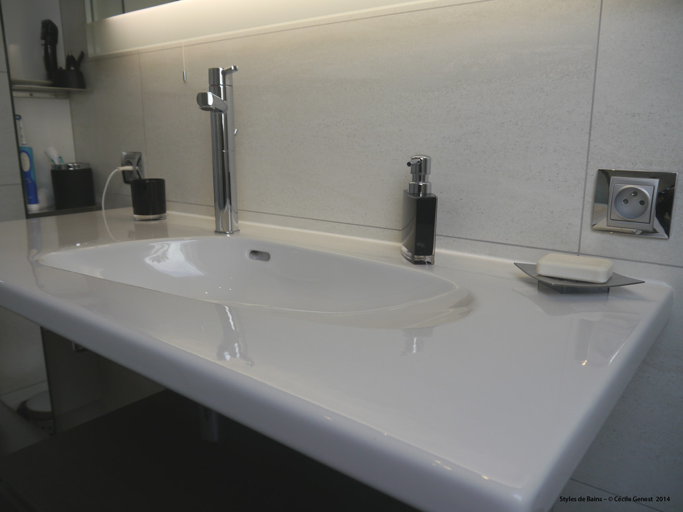 Design ideas for a modern bathroom in Rennes.