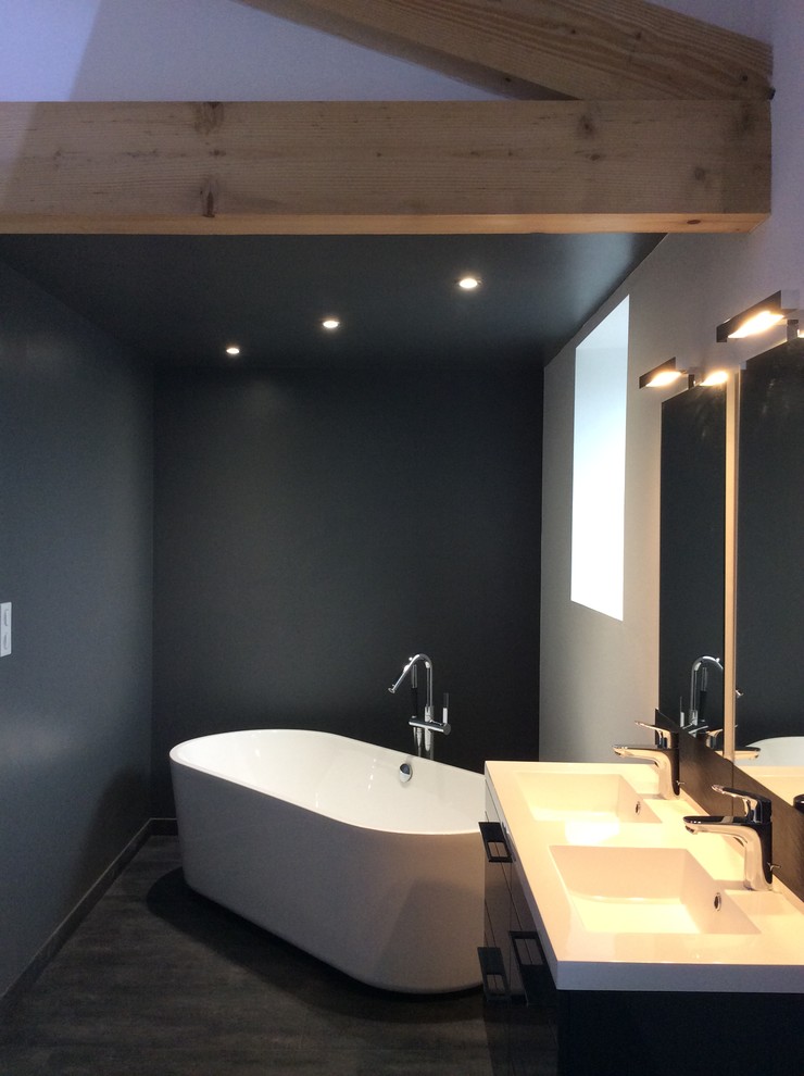 Photo of a medium sized contemporary shower room bathroom in Lyon with grey cabinets, a built-in bath, a built-in shower, a wall mounted toilet, laminate floors, a console sink, laminate worktops, grey floors, an open shower, flat-panel cabinets and grey walls.