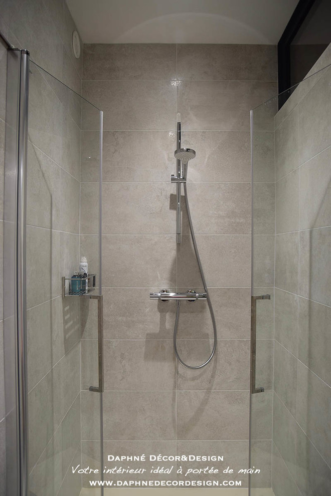 Foto på ett mellanstort funkis en-suite badrum, med öppna hyllor, en kantlös dusch, grå kakel, cementkakel, grå väggar, cementgolv, bänkskiva i betong, grått golv och dusch med gångjärnsdörr